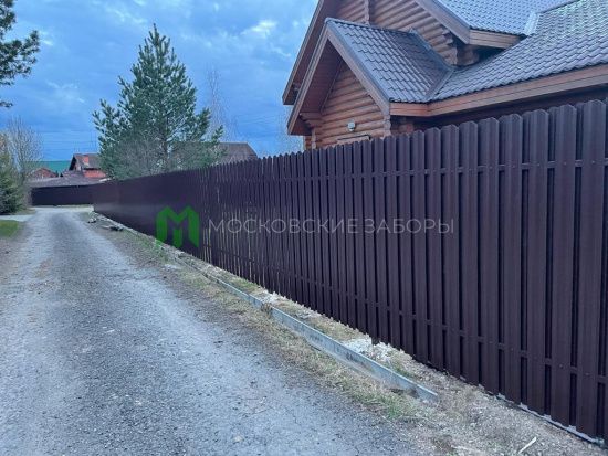 Забор из металлического штакетника, шахматка