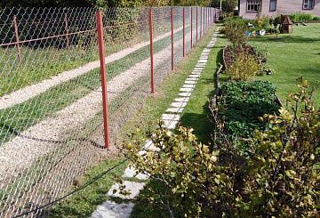 Недорогой забор для дачи — ограда из профнастила